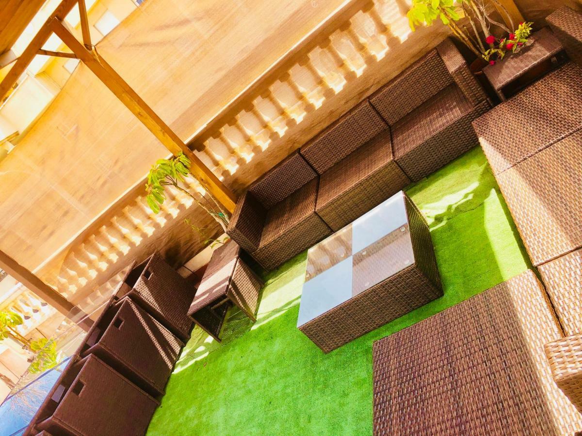 GRAN CASA con TERRAZA a 3 min Playa con Wifi - rodeada de servicios Roquetas de Mar Exterior foto